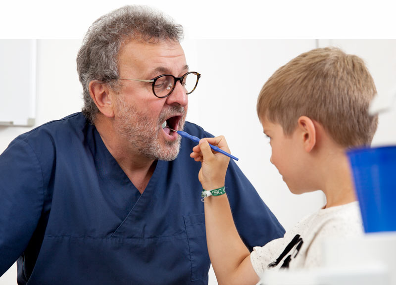 Foto von Dr. Maußner mit einem jungen Patienten